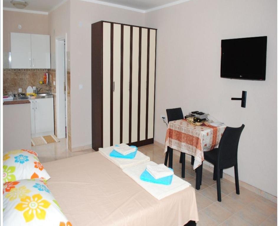 Apartments Anne Petrovac na moru Zimmer foto